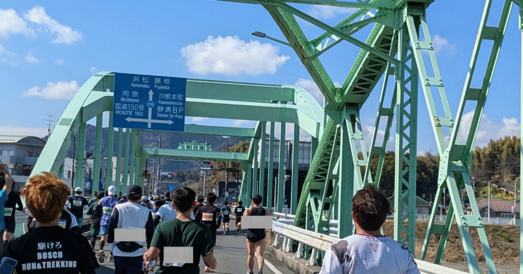 15km地点で颯爽と橋を渡るランナーたち。