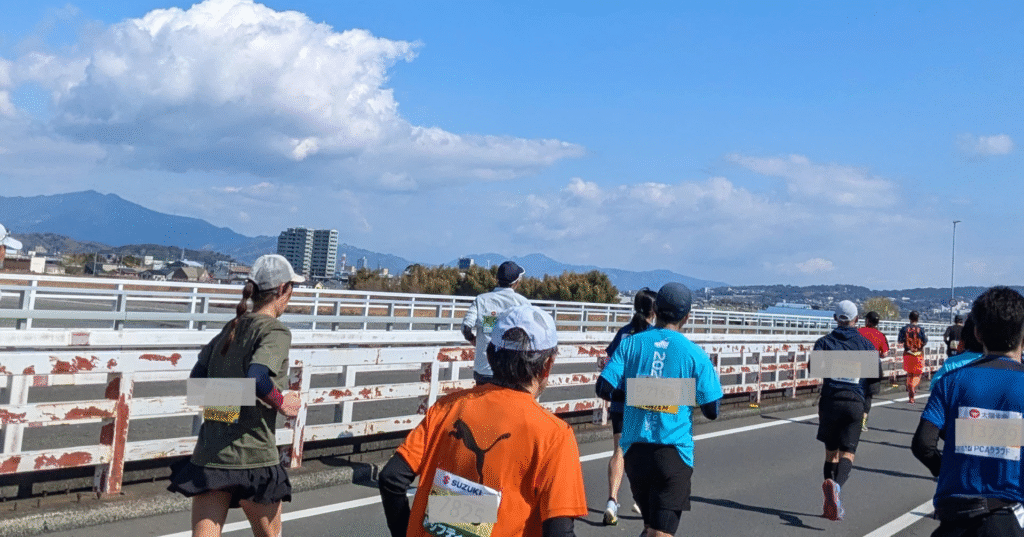 150号線を走るランナーたち。残念ながら富士山は見えなかった。