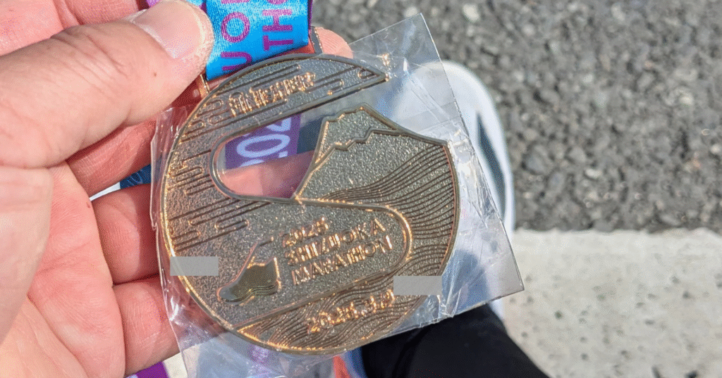 静岡マラソン2025の完走メダル。富士山を象ったデザインがオシャレ。