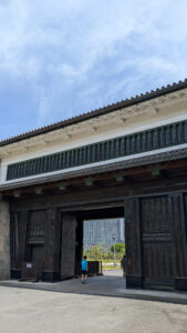 皇居の桜田門からランニングスタート