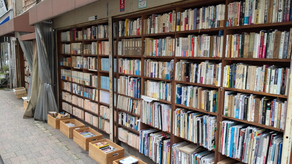 神保町の古書店街。軒先の本棚の写真。