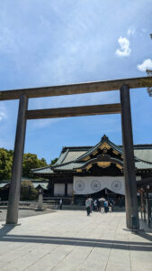 青空を背景にした靖国神社
