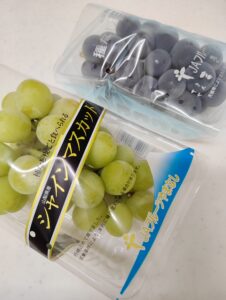 巨峰の丘マラソンの参加賞。シャインマスカットと巨峰