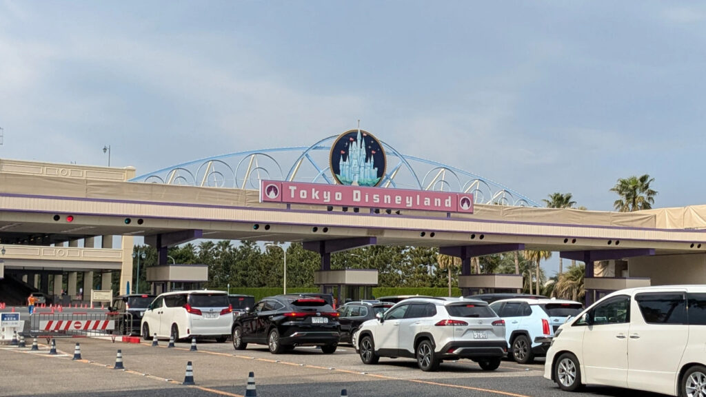 TDRの駐車場入り口に並んでいる車の列