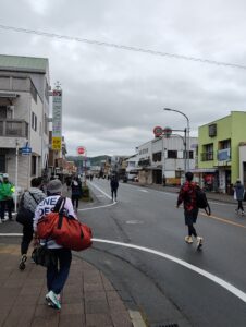 しまだ大井川マラソンの会場に向かうランナーたち