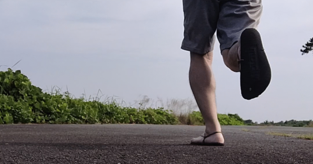 ワラーチを履いて走っている後ろ姿