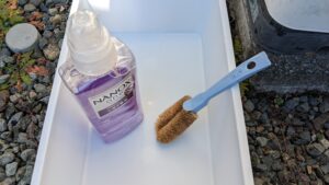 ランニングシューズ洗い用の容器と洗濯洗剤、ブラシ