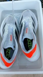 ランニングシューズを水ですすいでいる