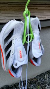 ランニングシューズを干している。