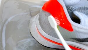 歯ブラシで擦られているランニングシューズ