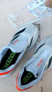 靴ひもを外したランニングシューズ