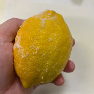 レモンを塩で擦り洗いしている