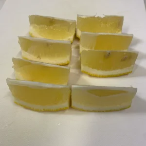 くし切りにしたレモン