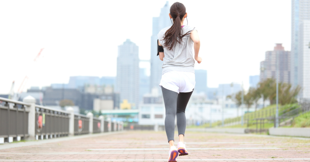 ランニングする女性の後ろ姿