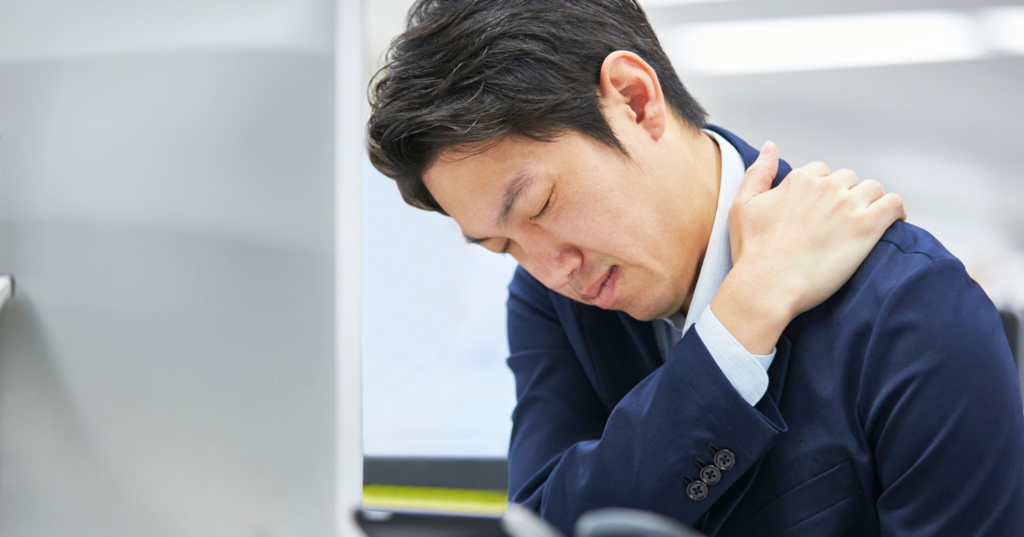 肩を痛めている男性