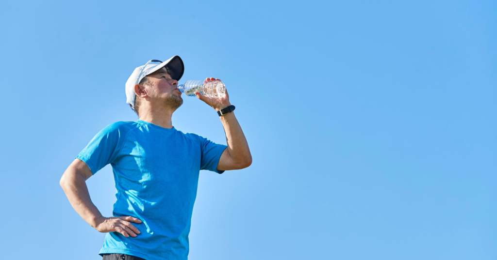 水を飲む男性